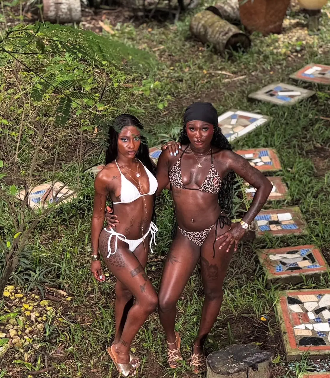 Deux femmes tatouées photographiées en extérieur dans la végétation
