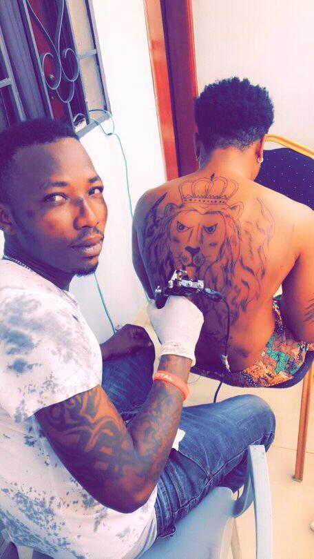 Francky Tattoo travaille sur une grande pièce représentant un lion dans le dos d’un client