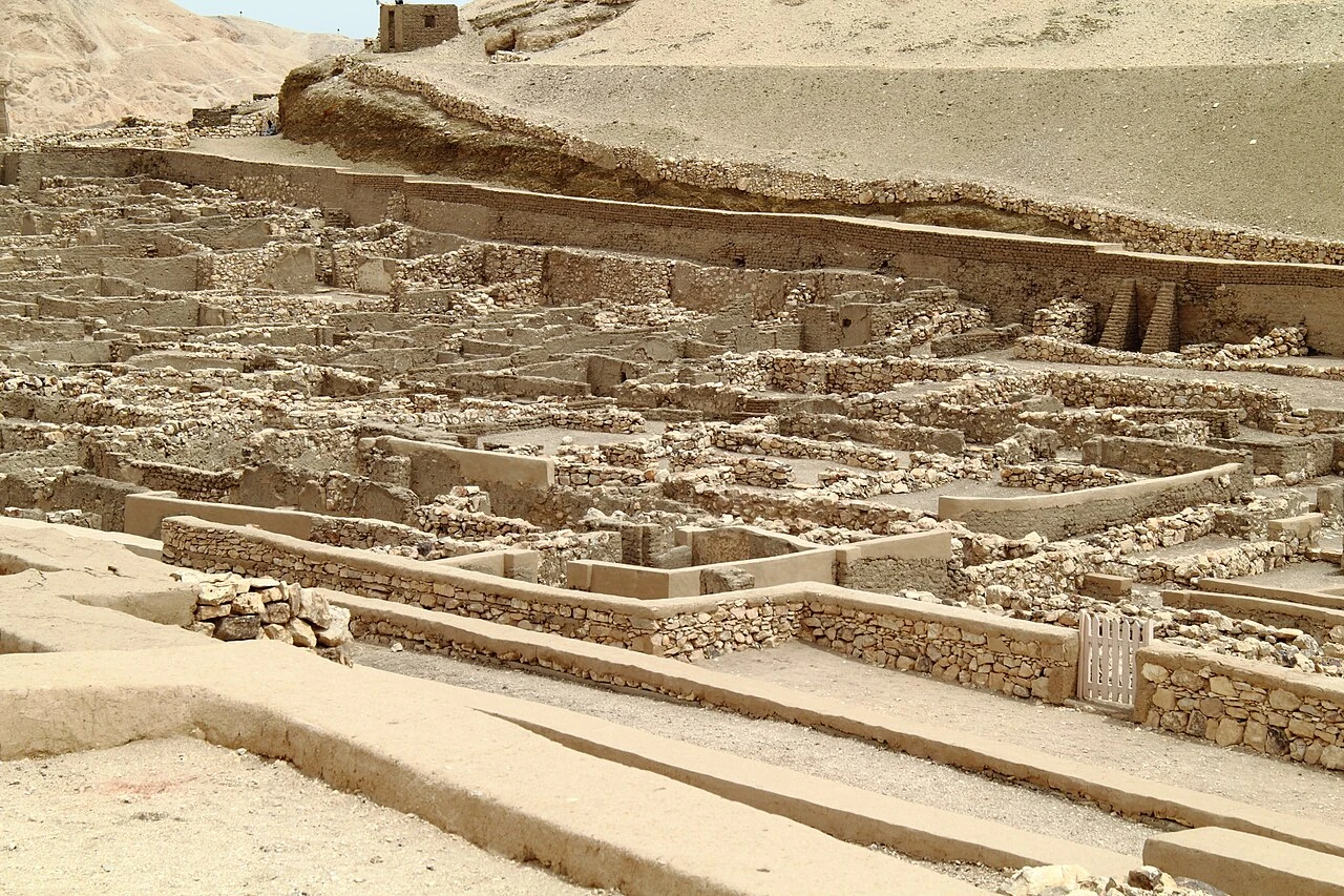 Vestiges des maisons du village des artisans de Deir el-Medina, photographiés en 2016.